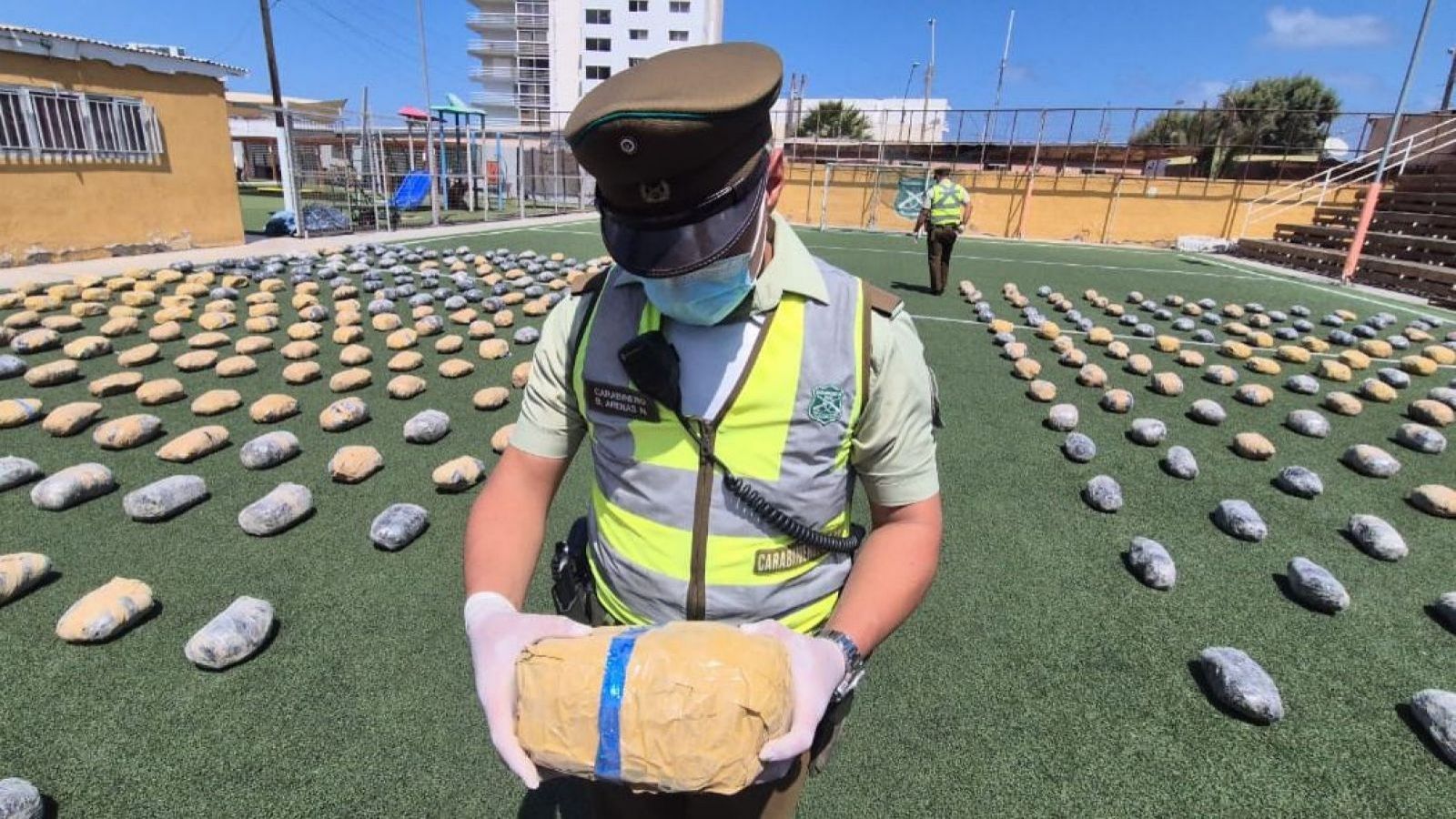 Personal de carabineros sosteniendo droga decomisada en Antofagasta.