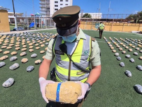 Personal de carabineros sosteniendo droga decomisada en Antofagasta.