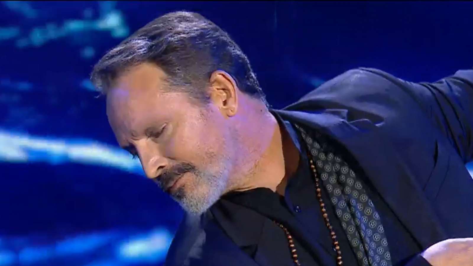 "Si tú no vuelves": una inolvidable y melancólica canción de Miguel Bosé
