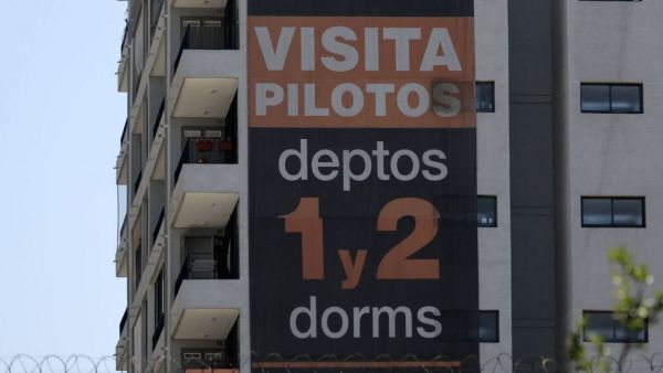 Edicio con anuncio de visitar piloto de 1 y 2 dormitorios.