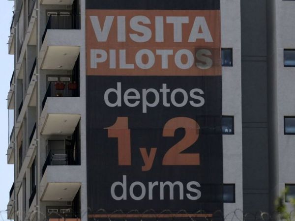 Edicio con anuncio de visitar piloto de 1 y 2 dormitorios.