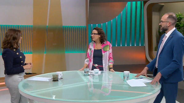 Carmen Gloria junto a especialistas sobre el aporte de la Inteligencia Artificial.