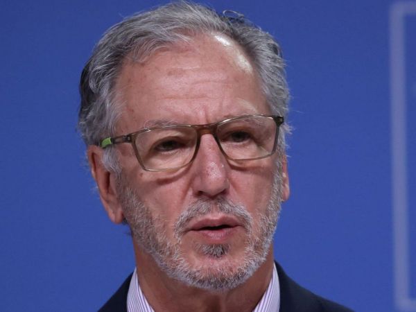 Ministro Álvaro García con un fondo azul tras su espalda.