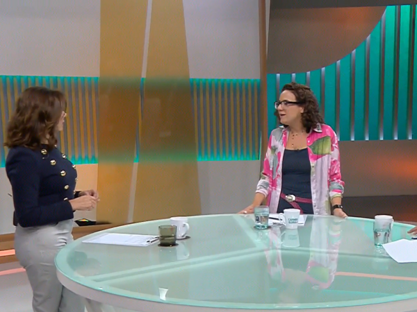 Carmen Gloria junto a especialistas sobre el aporte de la Inteligencia Artificial.