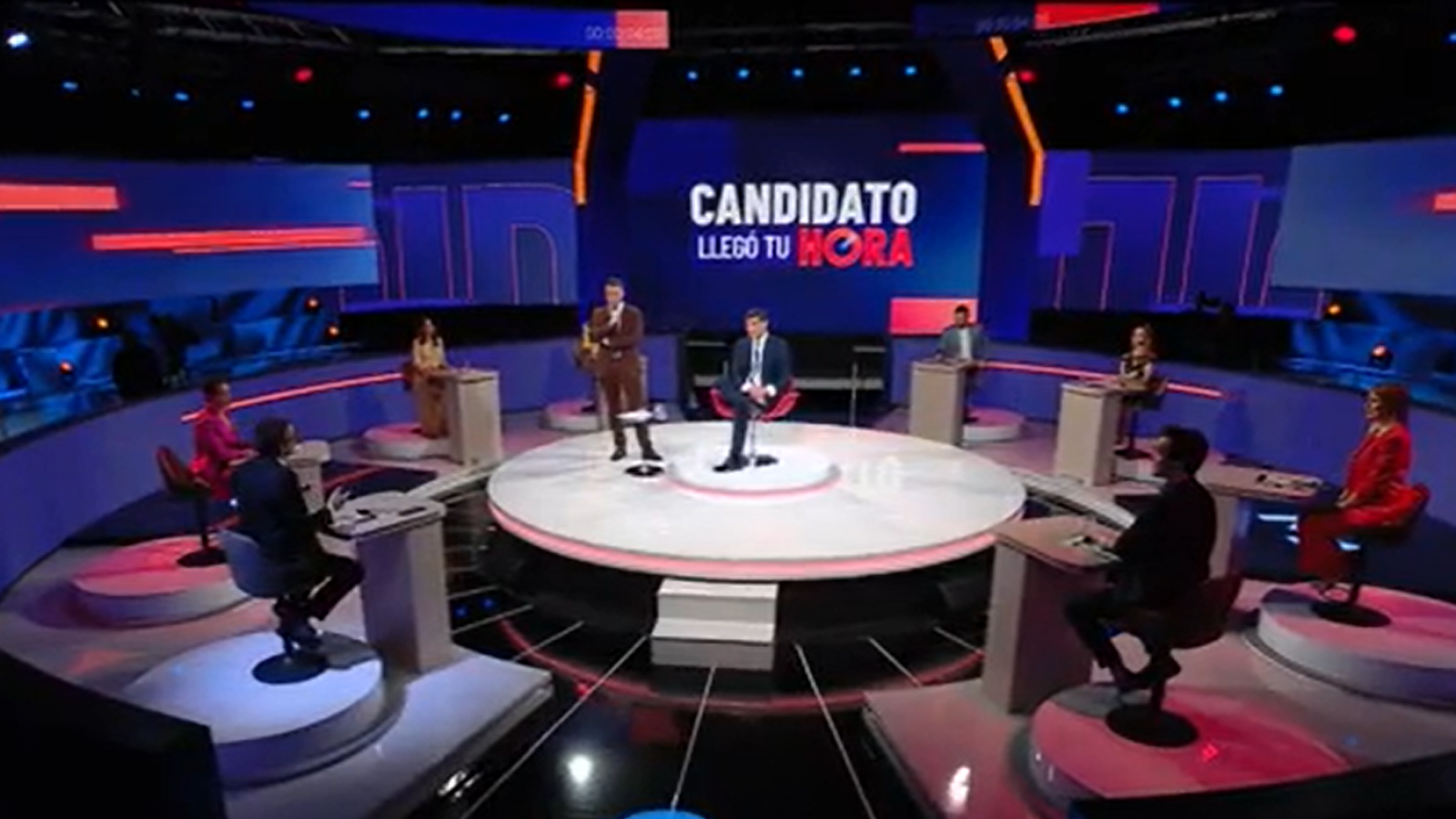 <p>Franco Parisi junto a Iván Núñez y los panelistas de "Candidato, llegó tu hora"</p>
