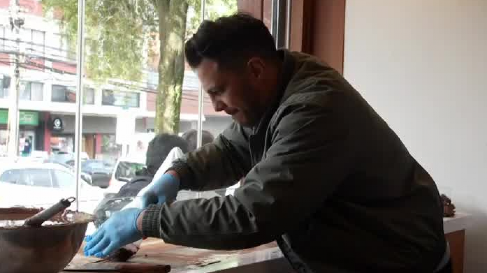 Simón se convirtió en maestro chocolatero por un día en Valdivia
