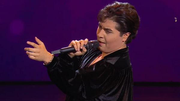 El especial tributo de "El Príncipe": José José canta "Ramito de violetas"
