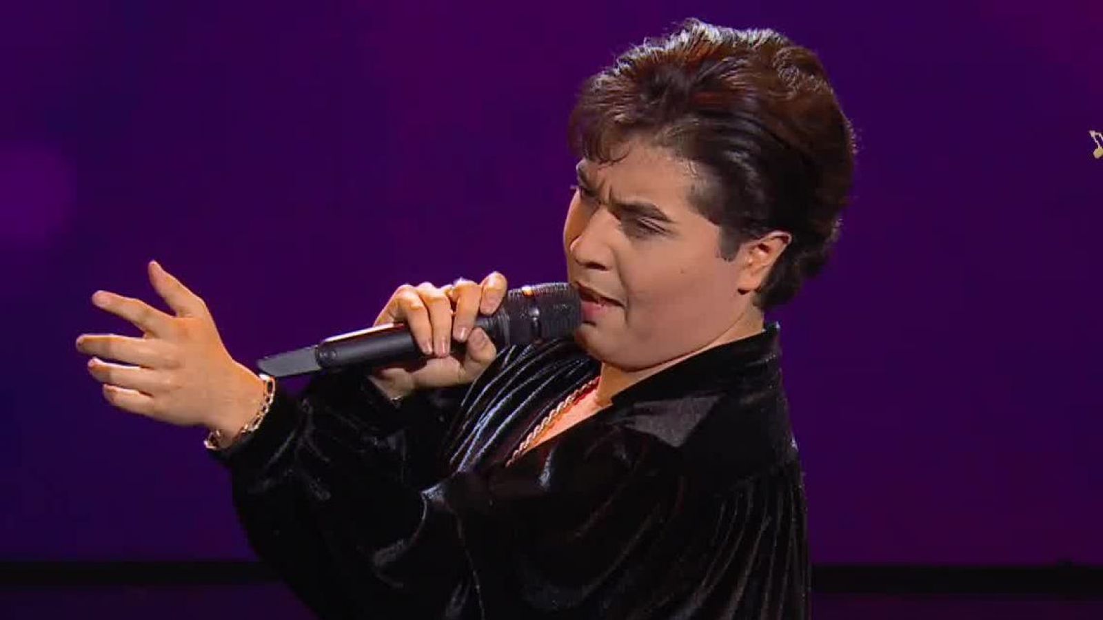 El especial tributo de "El Príncipe": José José canta "Ramito de violetas"
