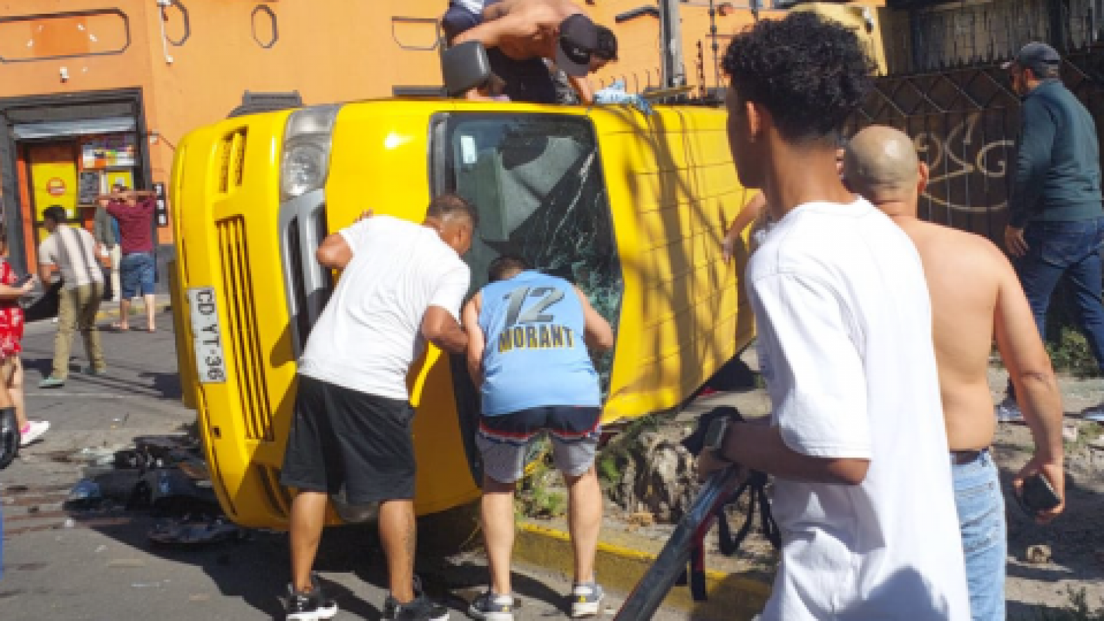 Delincuentes chocaron furgón escolar en Recoleta: uno de los niños falleció
