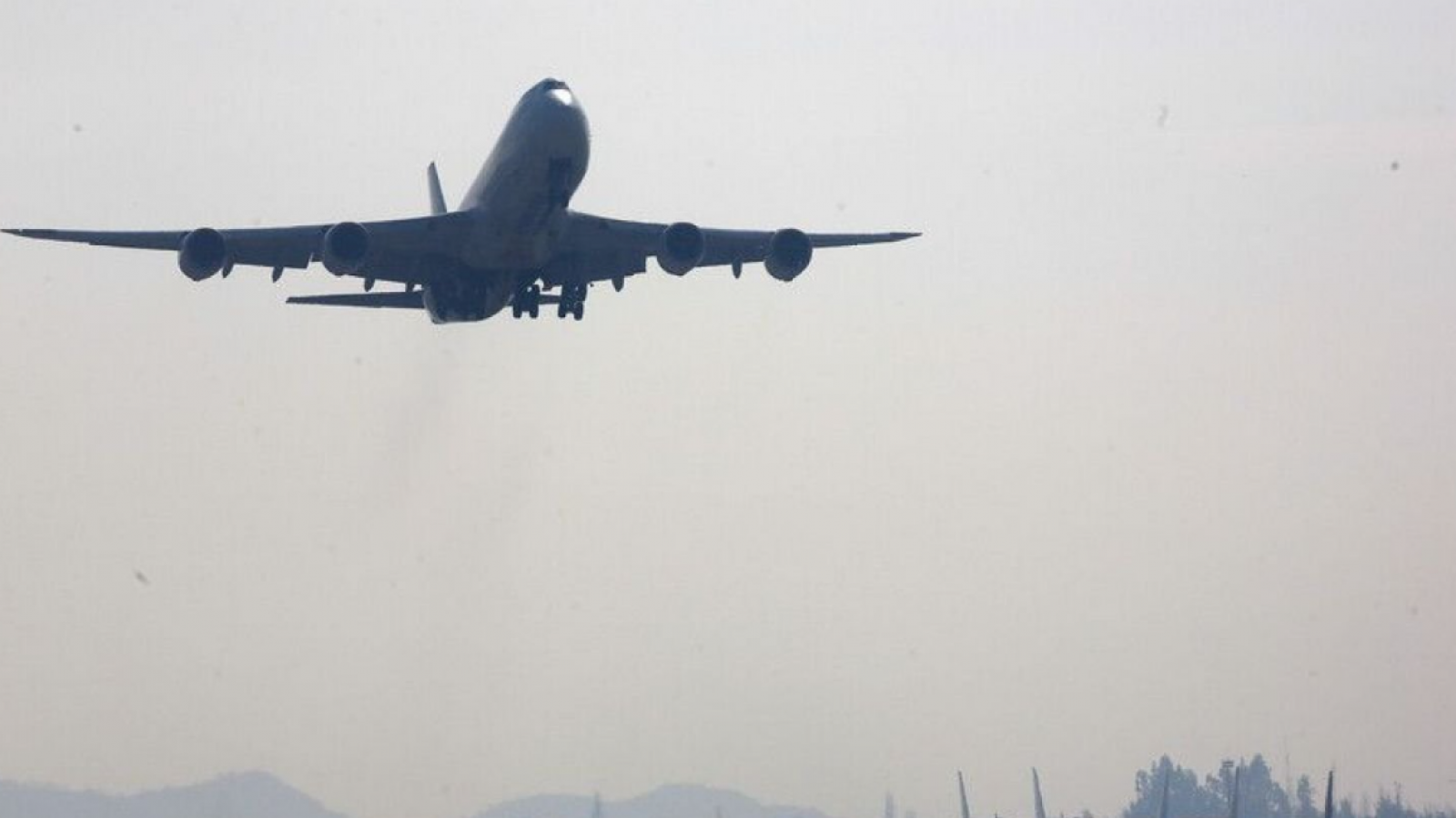Pasajeros desembarcados: Aviso de bomba en Aeropuerto de Santiago
