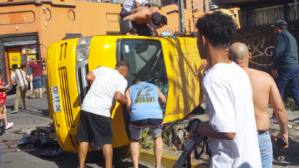 Delincuentes chocaron furgón escolar en Recoleta: uno de los niños falleció
