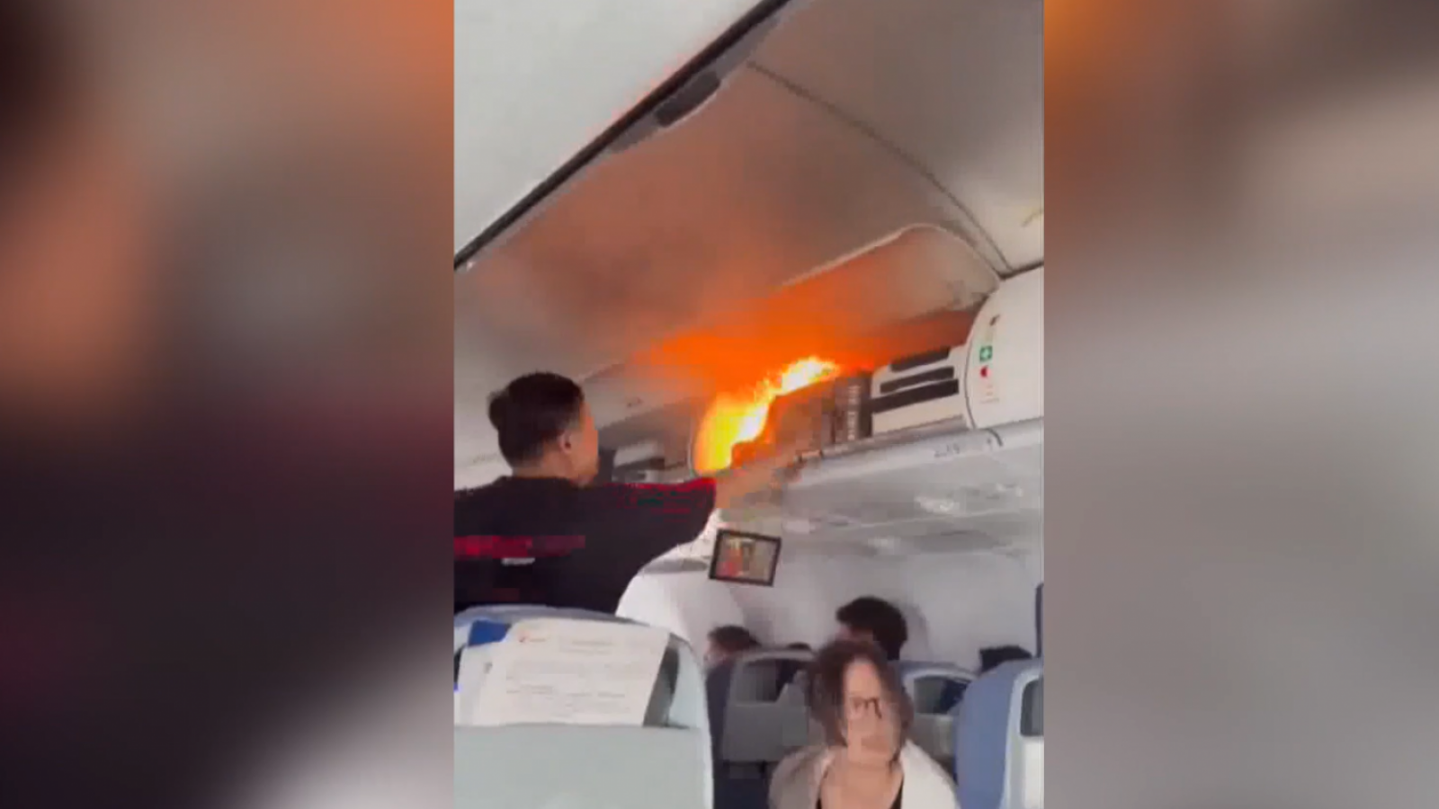 Terror en el aire: Batería portátil provoca incendio en pleno vuelo en avión chino
