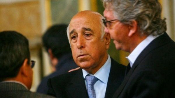 <p>Nelson Acosta vistiendo un terno negro, camisa celeste y corbata plateada. </p>"Sigue bien cuidado": actualizan estado de salud de Nelson Acosta
