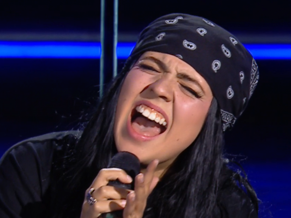 Estefany Osorio interpretando a billie eilish