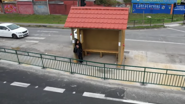 Vecinos molestos: Paradero de micro está bloqueado por una gran reja en San Pedro de la Paz
