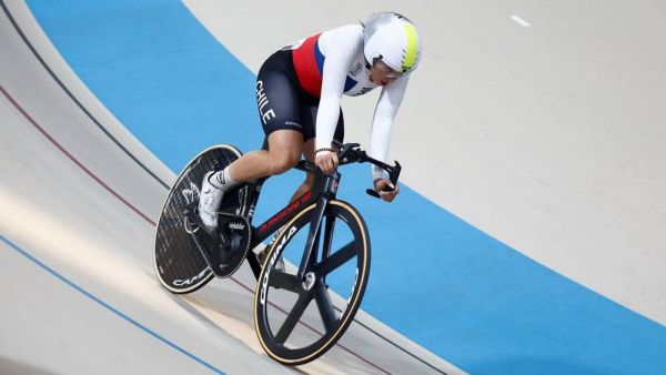 Javiera Garrido vistiendo su tricota con los colores nacionales sobre su bicicleta en su estreno en el Mundial de Ciclismo Pista 2025.
