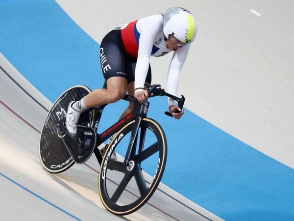 Javiera Garrido vistiendo su tricota con los colores nacionales sobre su bicicleta en su estreno en el Mundial de Ciclismo Pista 2025.