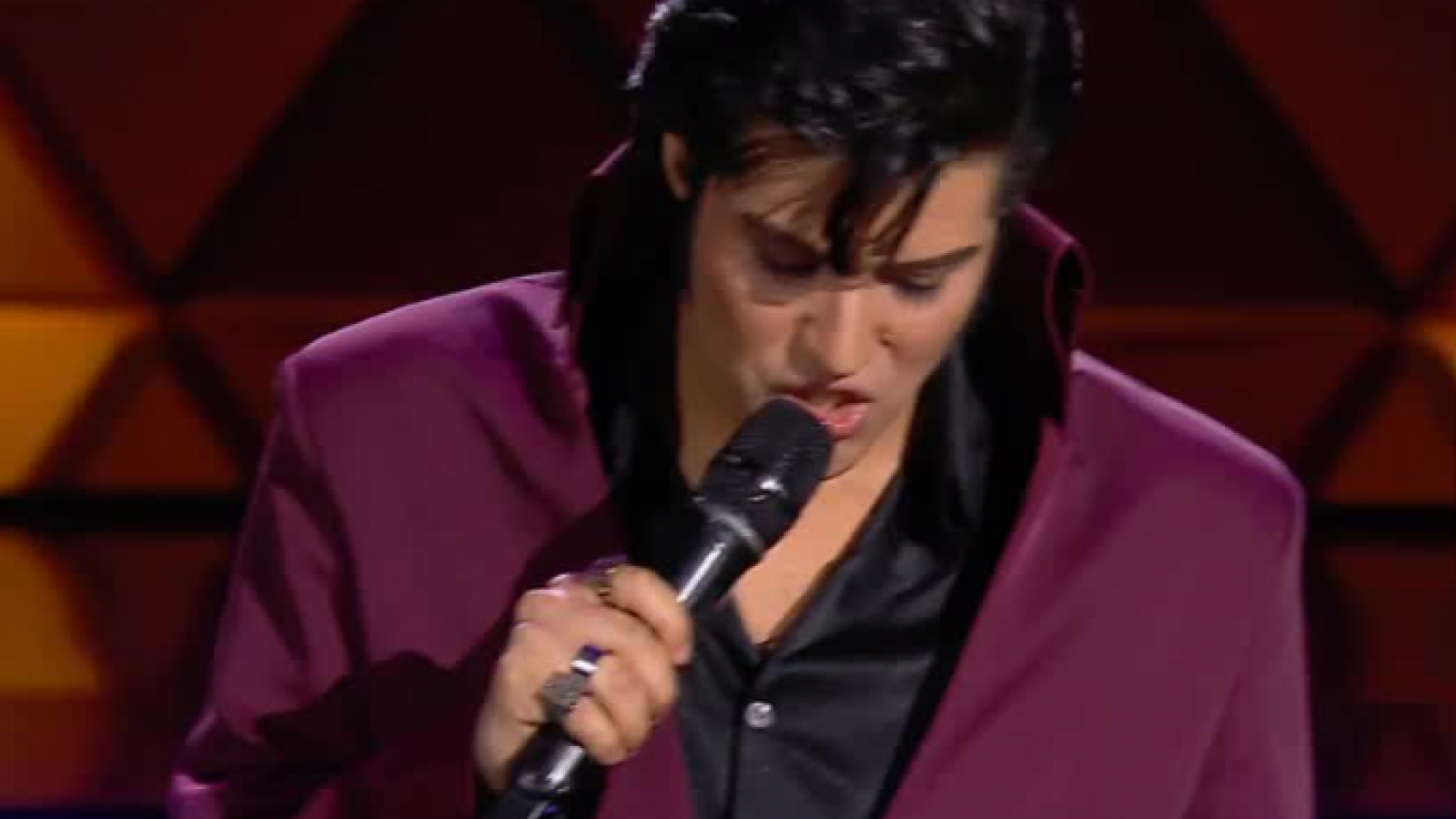 "Pretty woman": la sensualidad de Elvis Presley reversionando un clásico
