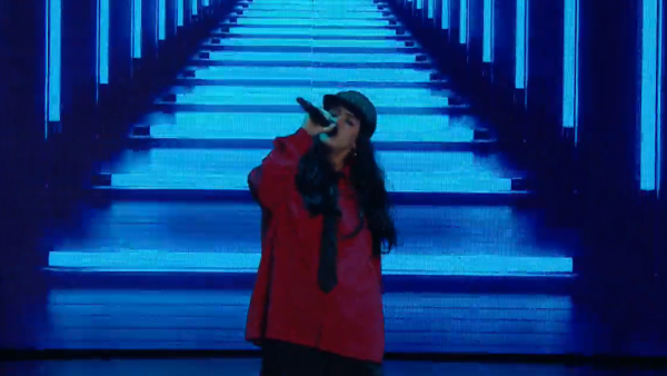 La suave voz de Billie Eilish deslumbra en 'Mi Nombre Es 2'
