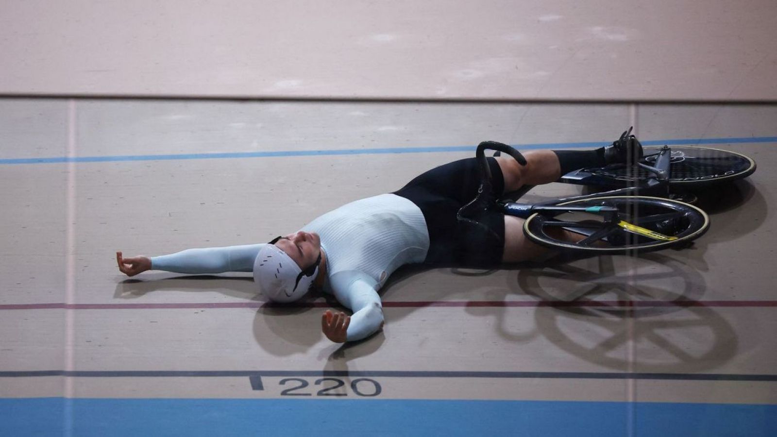 Nikita Kiriltsev protagoniza dura caída en el Keirin Mundial de Ciclismo Pista
