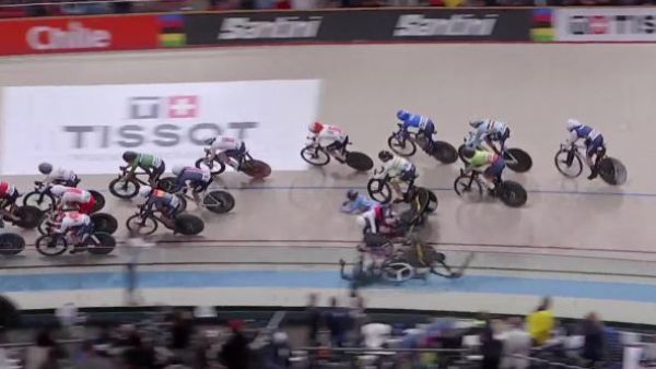 Chilena Scarlet Cortes sufre dolorosa caída en el Keirin Mundial de Ciclismo Pista
