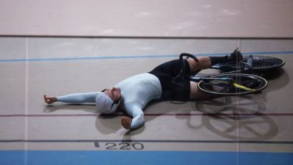 Nikita Kiriltsev protagoniza dura caída en el Keirin Mundial de Ciclismo Pista
