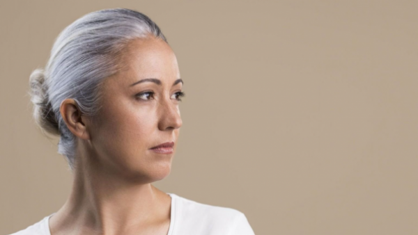 Los alimentos para "ocultar las canas" y la razón por las que no debes sacarlas
