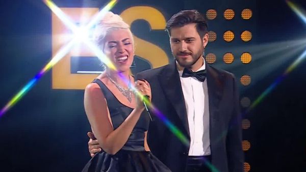 ¡Se apoderó del escenario! La romántica presentación de Lady Gaga
