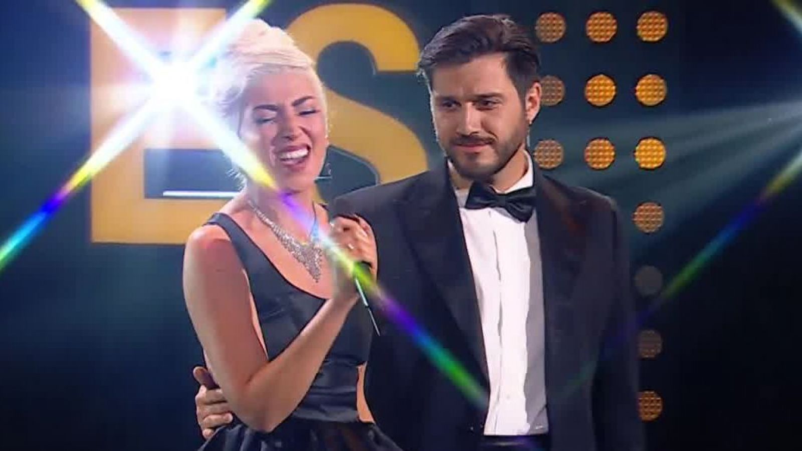 ¡Se apoderó del escenario! La romántica presentación de Lady Gaga
