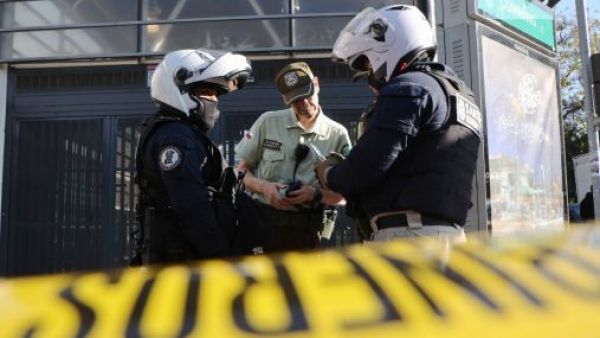 Dos carabineros atropellados y 4 detenidos deja robo de camión en Cerro Navia
