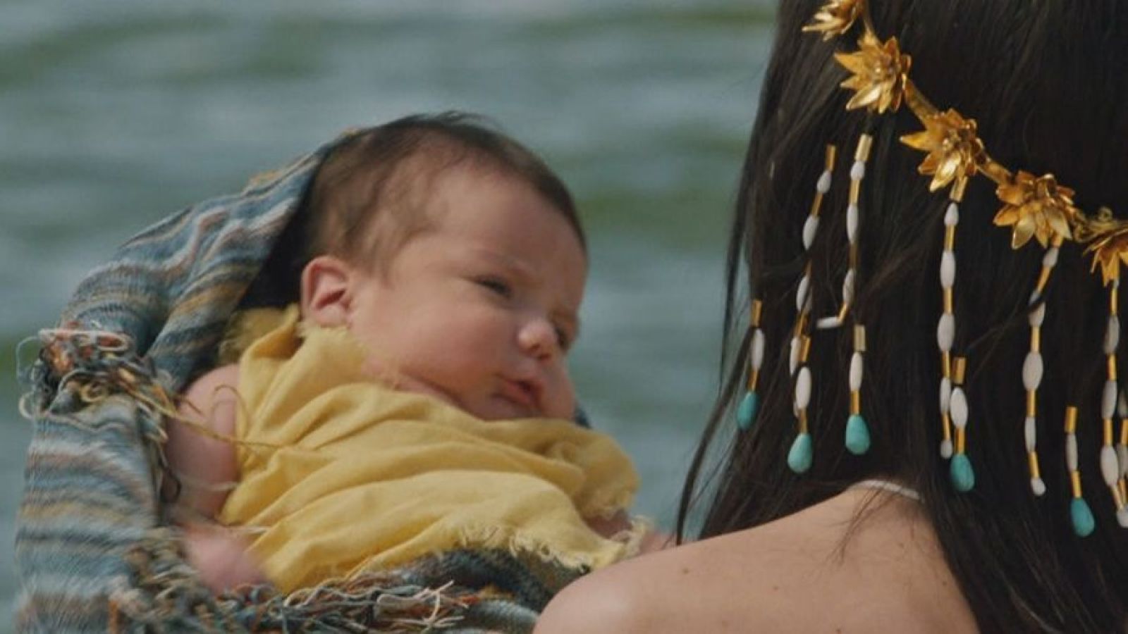 El niño que interpreta a Moisés es chileno