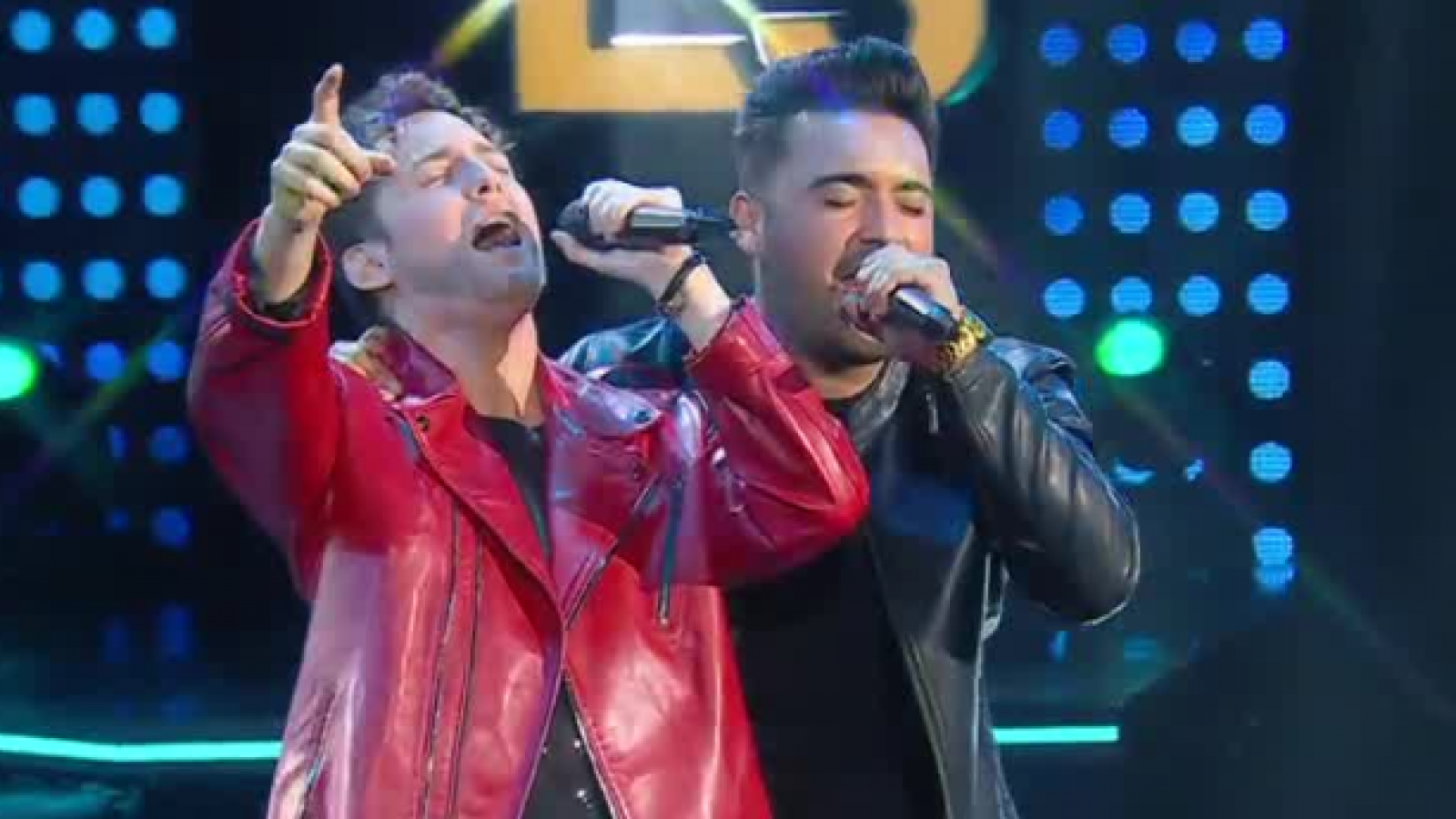 David Bisbal replica el dúo con Fonsi cantando "Aquí estoy yo"
