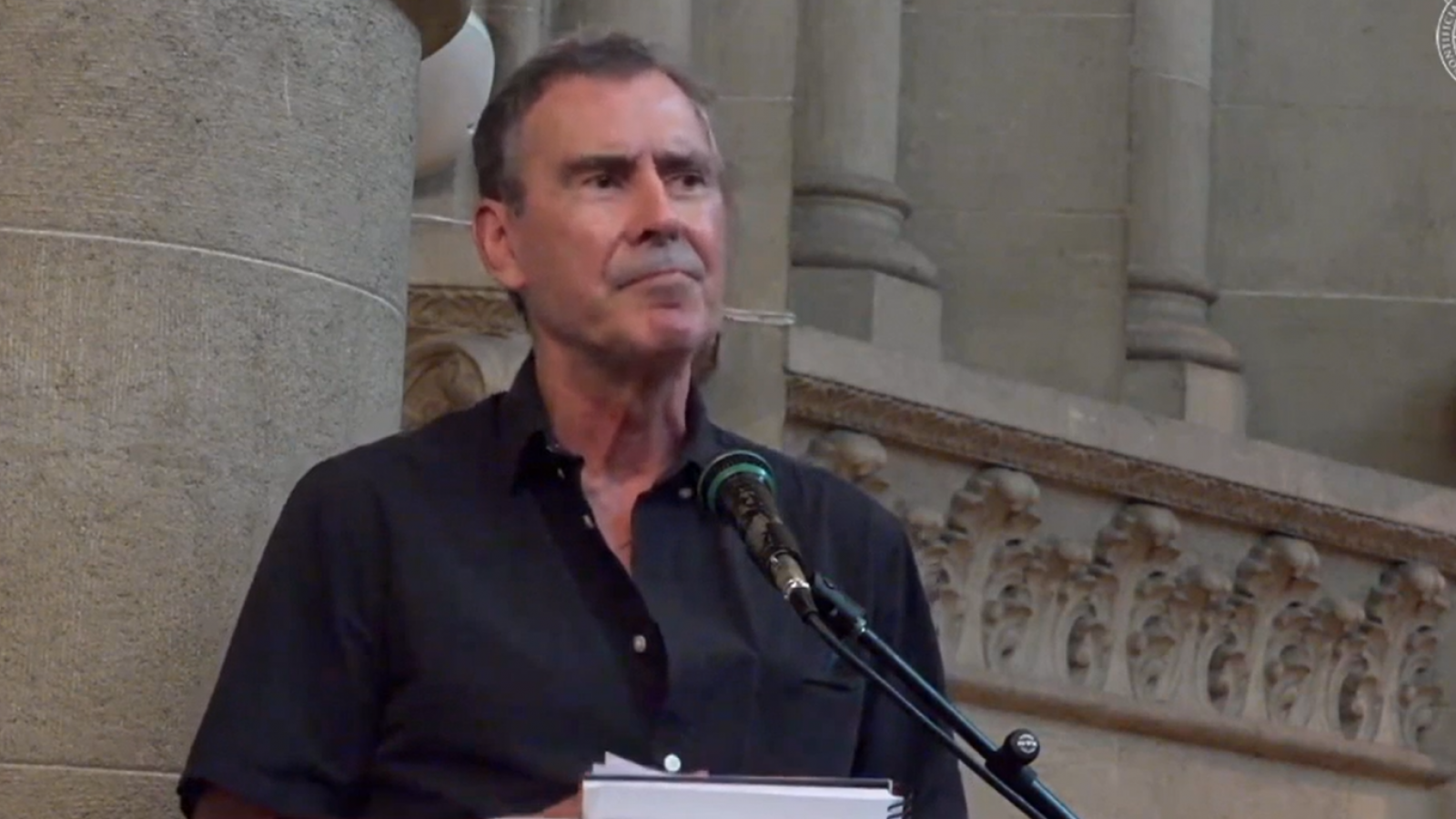 "No te asustes...": La reaparición en público de Cristián Campos para despedir a Héctor Noguera
