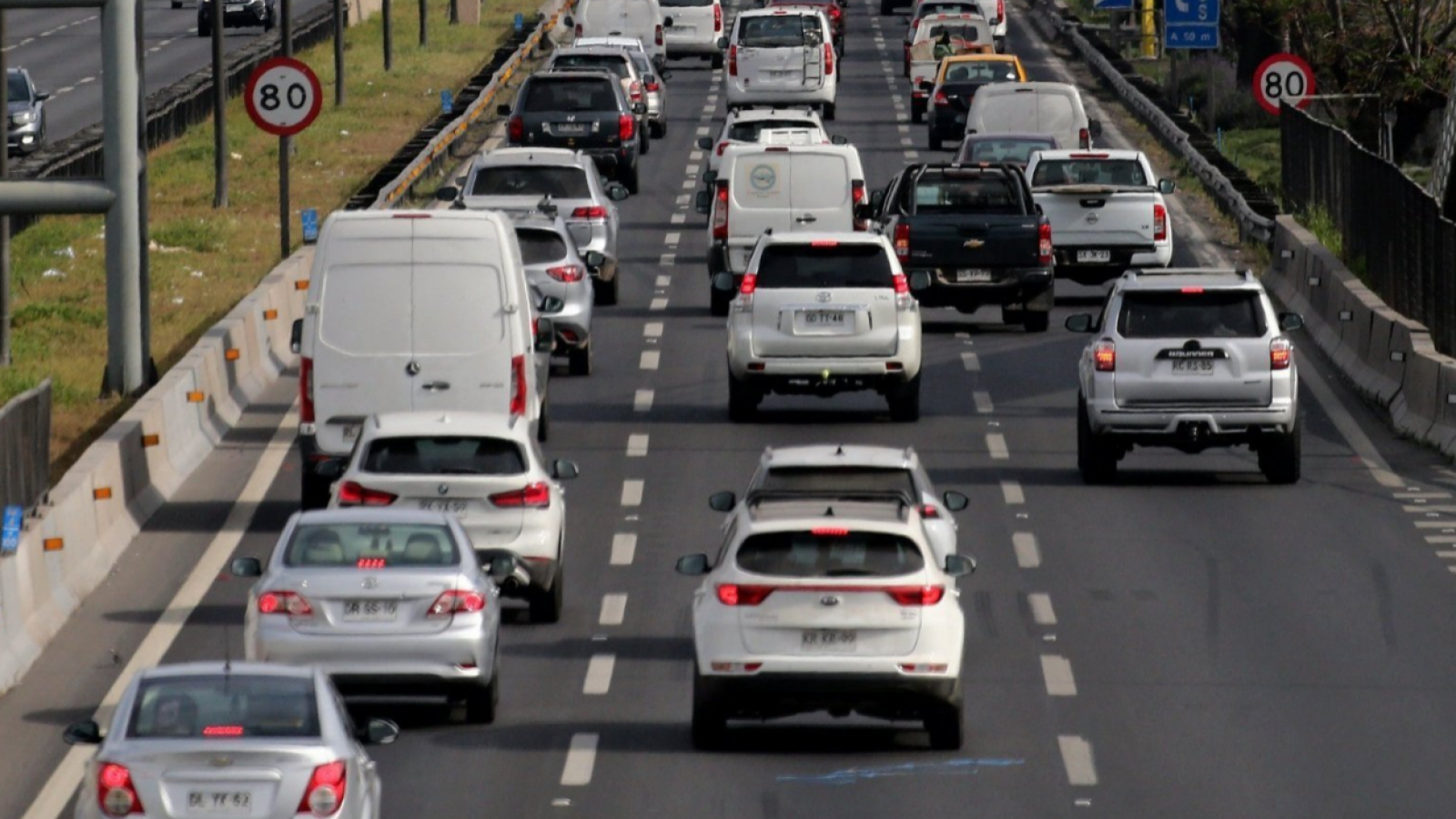 Autopista con filas de automóviles