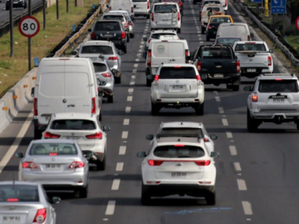 Autopista con filas de automóviles