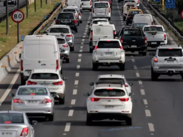 Autopista con filas de automóviles