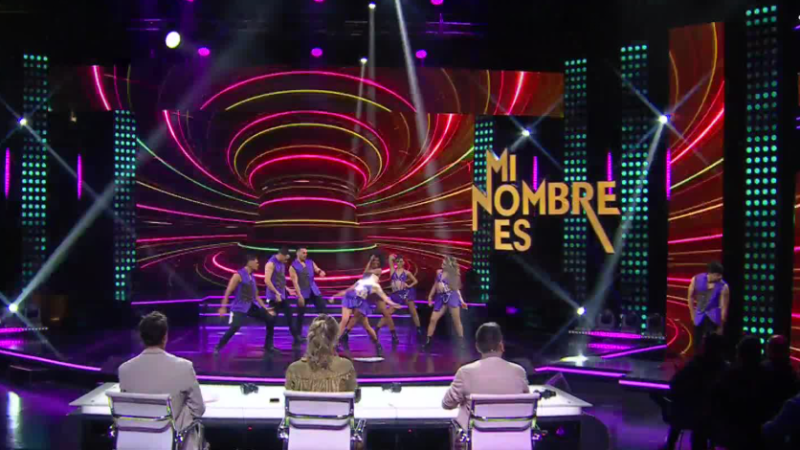 ¡Medley de reggaetón! Disfruta de la enérgica opertura de nuestro staff de baile
