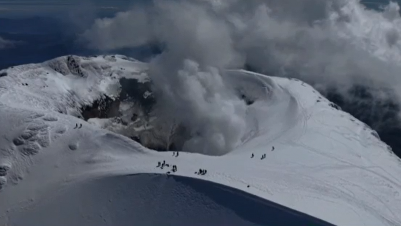 Simón en la cumbre: Las impresionantes imágenes desde el cráter de volcán Villarrica
