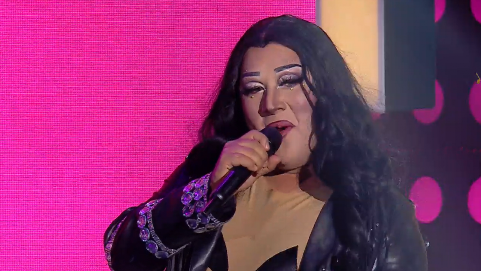 Un ícono del pop: Cher llenó de glamour y éxitos el escenario
