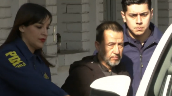 La impávida salida del sospechoso del triple asesinato en La Reina
