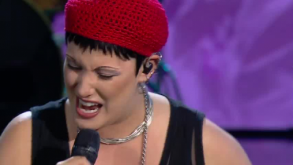 Dolores O'Riordan y su inconfundible voz en Mi Nombre Es
