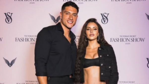 <p>Emilia Dides y Sammis Reyes anuncian el sexo de su bebé con llamativo video</p>Emilia Dides y Sammis Reyes anuncian el sexo de su bebé con llamativo video
