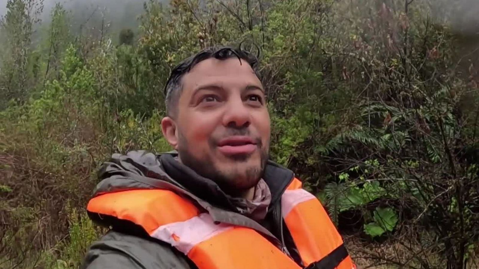 Simón Oliveros va en búsqueda de la ranita de Darwin
