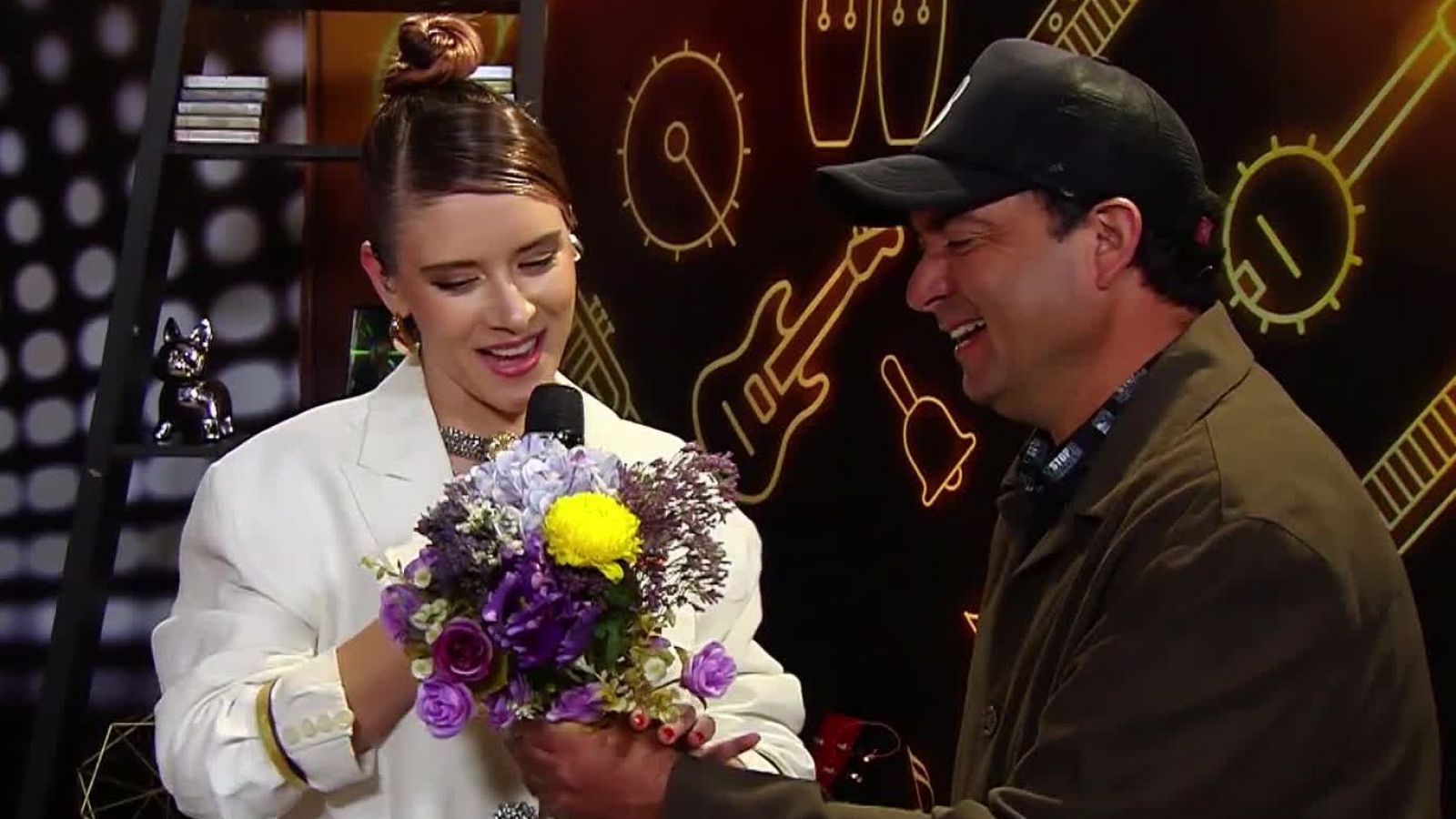 Carla Jara recibió su ramito de violetas este 9 de noviembre

