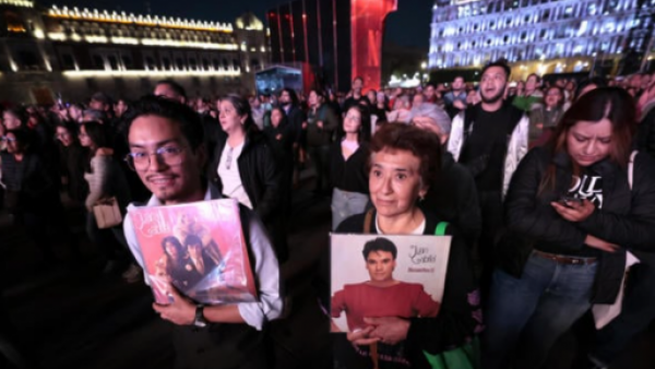 <p>Concierto de Juan Gabriel en México </p>Miles de seguidores de Juan Gabriel asisten a la proyección de su legendario concierto en México
