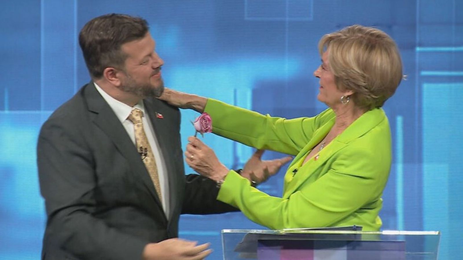 Con un especial regalo: la "licencia" de Johannes Kaiser para celebrar a Evelyn Matthei
