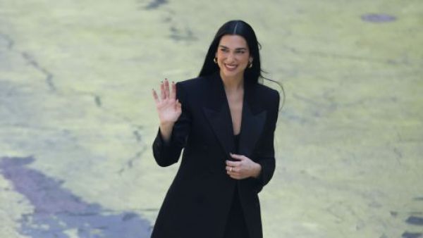 Fanáticos de Dua Lipa ya están esperando para entrar al Estadio Nacional
