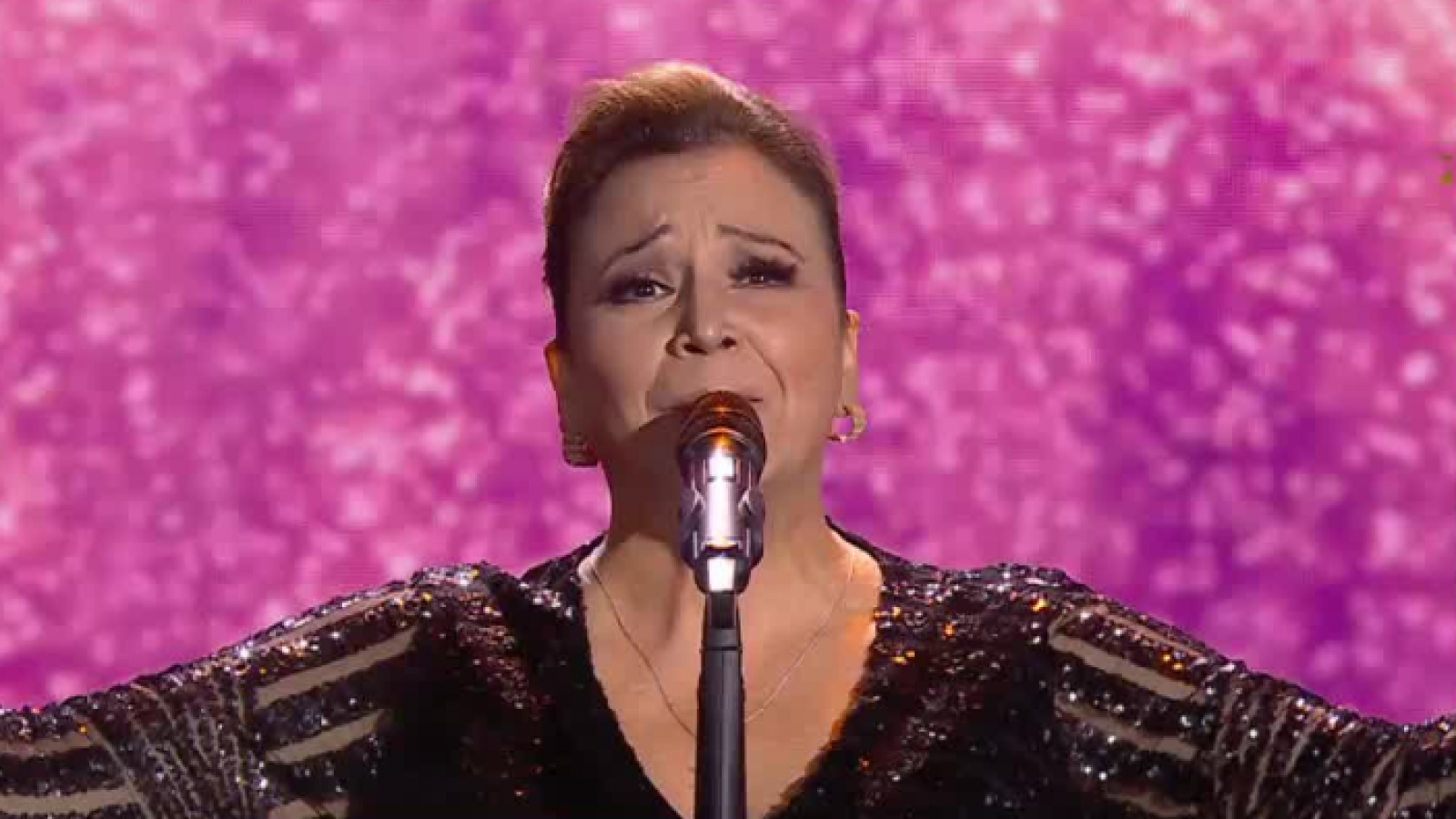 La diva española Paloma San Basilio nos trae el clásico "Libre"

