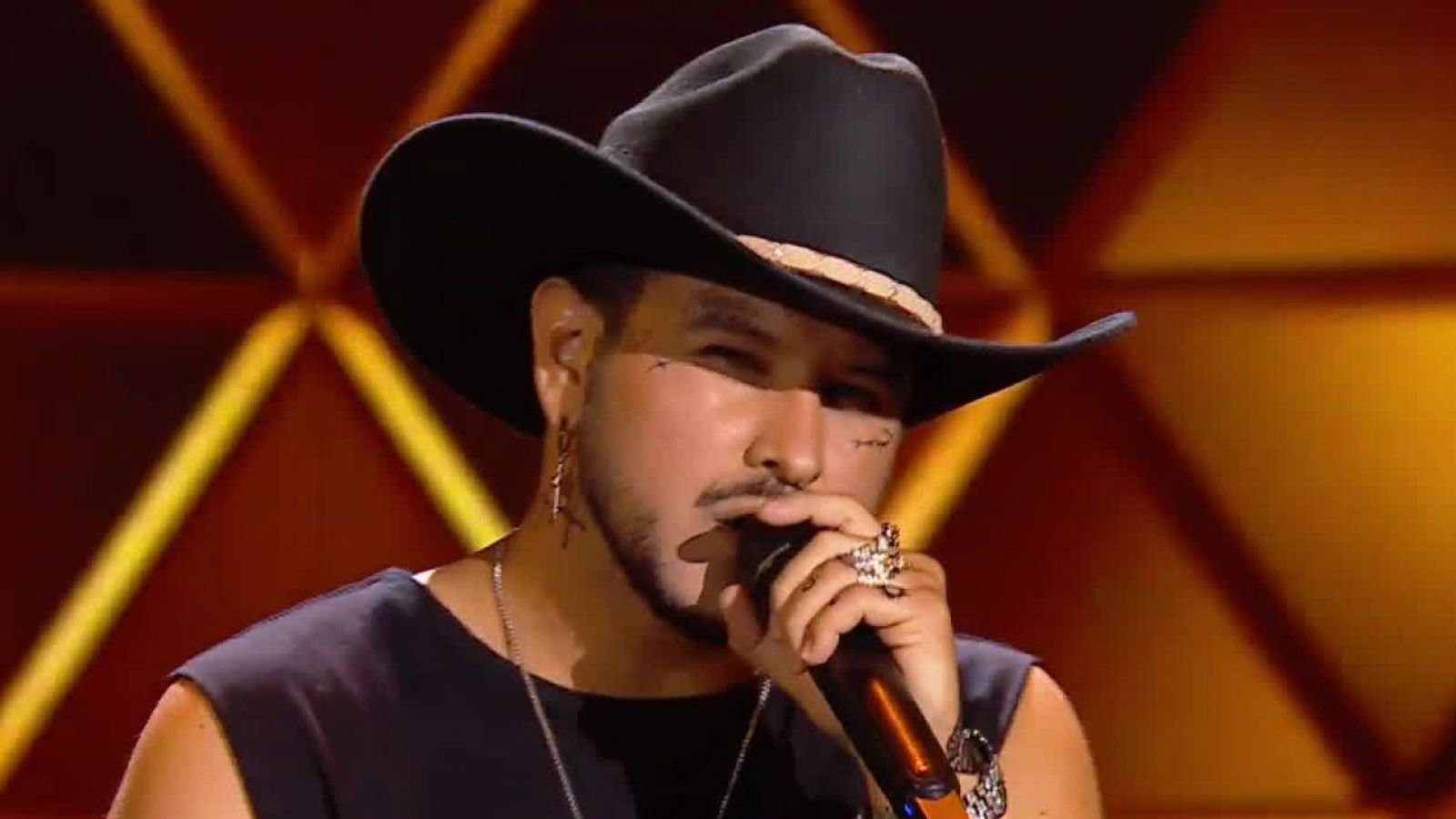 Christian Nodal el astro del regional mexicano llega al repechaje
