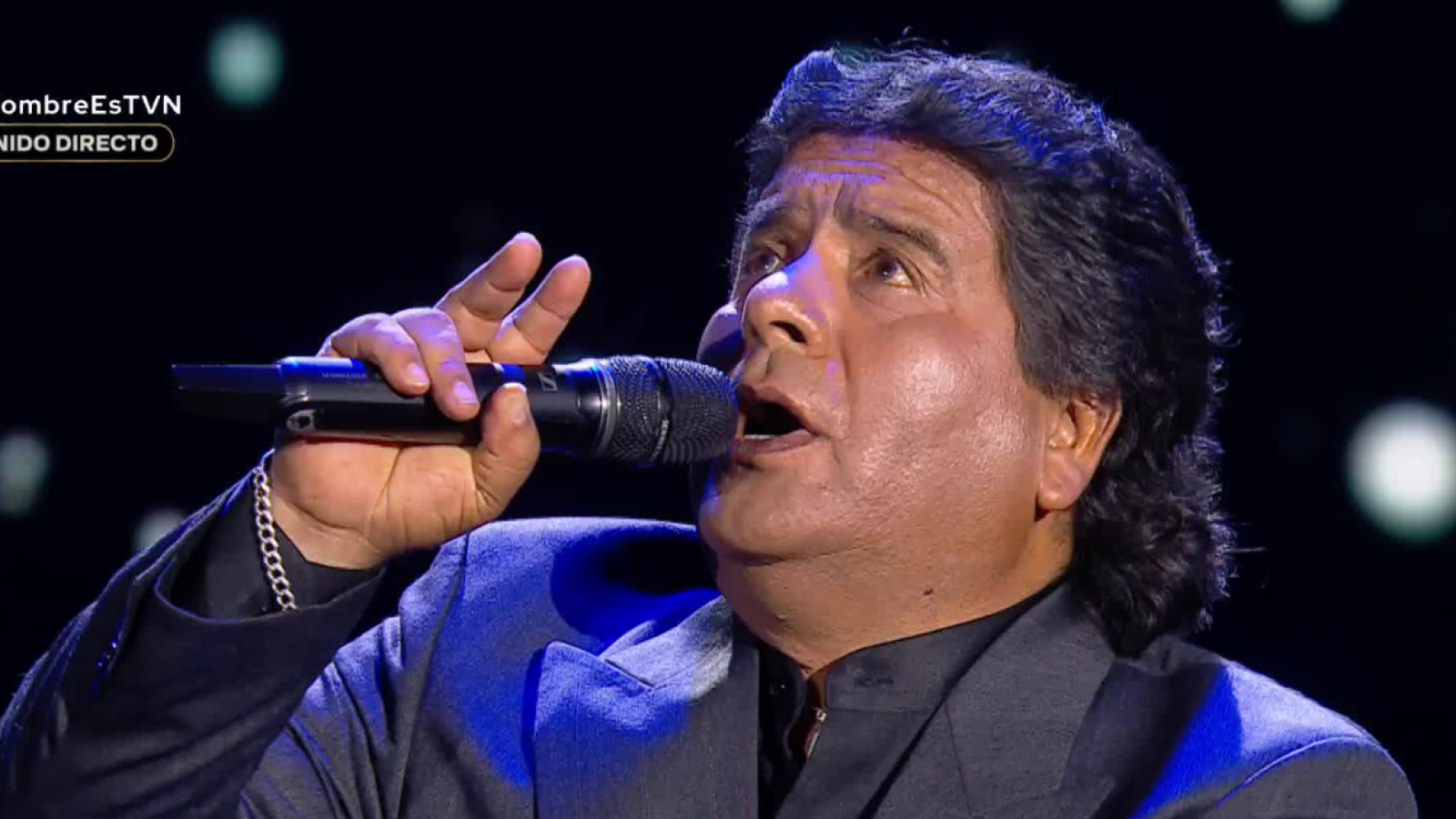 Todo el romanticismo del clásico "Amor por ti" de Lucho Muñoz
